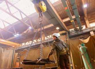 Czym charakteryzują się profesjonalne wciągarki linowe elektryczne?