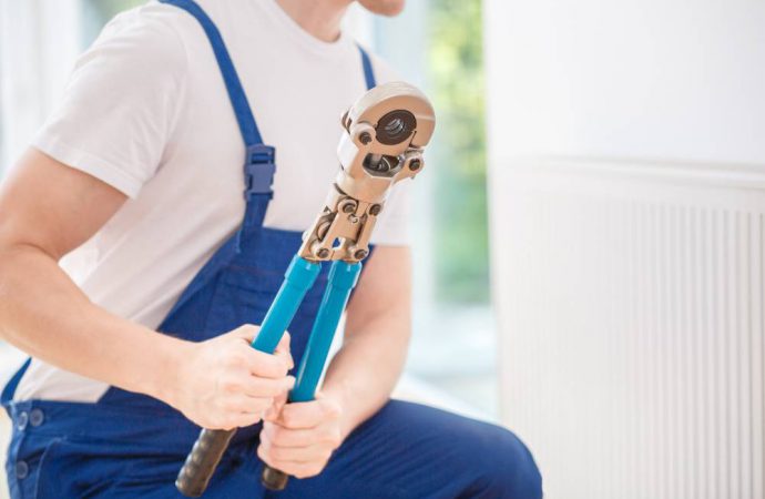 Kiedy wezwać hydraulika? – najczęstsze awarie instalacji wodnej